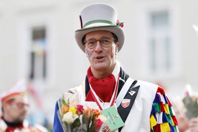 Entertainment Bilder des Tages  NRW-Ministerpr?sident Hendrik W?st (CDU) auf dem K?lner Rosenmontagszug 2024 unter dem M-stock-foto