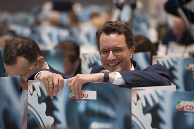 Hendrik WUEST, CDU, Minister fuer Verkehr des Landes Nordrhein-Westfalen, posiert mit seiner Tischwahlkabine, 43. Lande-stock-photo