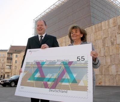 Bildnummer: 51941125  Datum: 13.03.2007  Copyright: imago/Markus G?tzfriedCharlotte Knobloch (GER/Pr?sidentin Zentralrat der Juden) und Peer Steinbr?ck (GER/SPD/Bundesfinanzminister)  anl?sslich der Pr?sentation der Briefmarke - J?disches Zentrum M?nchen - in M?nchen, Personen , Objekte , optimistisch; 2007, M?nchen, Vorstellung, Pr?sentationen, Vorstellungen, Politiker, Bundesregierung, Finanzminister, Briefmarken, Pressetermin; , quer, Kbdig, Gruppenbild, Bundespolitik, Politik, Deutschland, Randbild, People o0 Judentum, Religion-stock-foto
