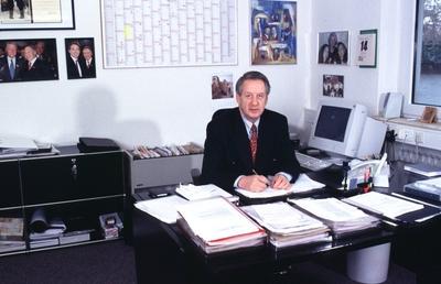 Bildnummer: 56897038  Datum: 14.02.2000  Copyright: imago/teutopressPaul Spiegel (Pr?sident des Zentralrats der Juden in Deutschland) 02/00 pp Mann Jude Juden Religion Vorsitzender Vorsitz Zentralrat Leitung Politik Gesellschaft Unternehmer Kunst Agentur grauhaarig Schmuck Ring seri?s Jackett schwarz Hemd gestreift Krawatte sitzend Tisch Schreibtisch B?ro halb quer aufst?tzend Stift haltend nachdenklich l?chelnd Unterlagen PC Computer Fototermin Paul Spiegel am 14.02.2000 in D?sseldorf (exklusiv) People Shooting x0x xsk 2000 quer  56897038 Date 14 02 2000 Copyright Imago  Paul Spiegel President the Central Council the Jews in Germany 02 00 PP Man Jew Jews Religion Chairman Chair Central Line politics Society Entrepreneurs Art Agency grauhaarig Jewellery Ring seriously Jacket Black Shirt striated Tie seated Table Desk Office half horizontal aufst?tzend Pen holding contemplative smiling Documents PC Computer Photo call Paul Spiegel at 14 02 2000 in Dusseldorf exclusive Celebrities Shooting x0x xSK 2000 horizontal-stock-foto