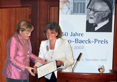 Leo-Baeck-Preis f?r Angela Merkel Angela Merkel bei der Preisuebergabe mit Charlotte Knobloch Leo-Baeck-Preis f?r Angela-stock-foto