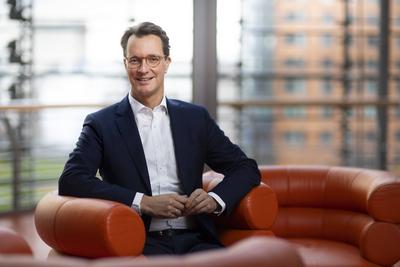 Hendrik Wuest, Verkehrsminister von Nordrhein-westfalen, Duesseldorf, sitzt in einem Sessel im Stadthaus von Duesseldorf-stock-foto
