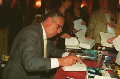 Bildnummer: 56869096  Datum: 01.09.1998  Copyright: imago/teutopress- Frederick Forsyth - Farbnegativ 08/98 her Mann Autor Literatur Schriftstellerei USA Amerika Buch autogramm gebend schreibend Menschen Tisch sitzend Brille grauhaarig seri?s Hemd Jackett Krawatte halb quer People xsp x0x 1998 quer  56869096 Date 01 09 1998 Copyright Imago  Frederick Forsyth Color negative 08 98 her Man Author Literature Writing USA America Book Autograph giving writing People Table seated Glasses grauhaarig seriously Shirt Jacket Tie half horizontal Celebrities xsp x0x 1998 horizontal-stock-foto