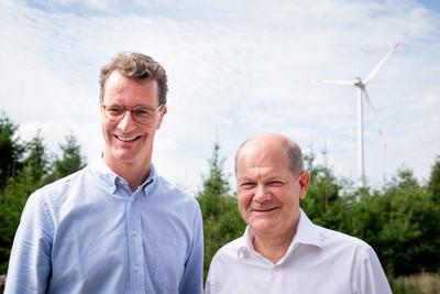 News Bilder des Tages Bundeskanzler und der Ministerpraesident von NRW besuchen den Buerger-Windpark Simmerath Bundeskan-stock-foto