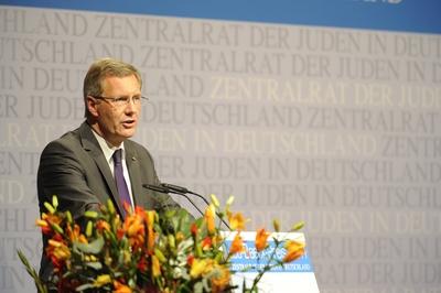 Bildnummer: 59738680  Datum: 16.11.2011  Copyright: imago/epdBundespaesident Christian Wulff (Foto) ist am Mittwoch (16.11.2011) in Berlin vom Zentralrat der Juden in Deutschland mit dem Leo-Baeck-Preis ausgezeichnet worden. Damit ehre der Zentralrat das herausragende, von aufrichtigem Einfuehlungsvermoegen und von tiefer Verbundenheit mit der juedischen Gemeinschaft getragene Engagement des Staatsoberhauptes, sagte der Zentralrats-Vorsitzende Dieter Graumann. Wulff war im November 2010 vier Tage in Israel. In diesem Jahr hielt er als erstes deutsches Staatsoberhaupt am Holocaust-Gedenktag im ehemaligen Vernichtungslager Auschwitz eine Rede. Zudem nahm Wulff an der Einweihung der neuen Synagogen in Mainz und in Speyer teil. Die wichtigste Auszeichnung des Zentralrates erinnert an den Rabbiner Leo Baeck (1873-1956), der durch sein soziales und politisches Engagement fuer die juedische Glaubensgemeinschaft zu einem Vorbild seiner Zeit wurde. Der Preis wird seit 1957 vergeben. (Siehe epd-Meldung vom 16.11.2011) DER ABDRUCK DES EPD-FOTOS IST HONORARPFLICHTIG! Bundespraesident Wulff mit Leo-Baeck-Preis ausgezeichnet xdp x0x 2011 quer Religionen Judentum Juden Kultur Auszeichnungen. Preisverleihung Politik Politiker Bundespraesident  59738680 Date 16 11 2011 Copyright Imago epd Bundespaesident Christian Wulff Photo is at Wednesday 16 11 2011 in Berlin of Central the Jews in Germany with the Leo BAECK Prize excellent been This Honor the Central the outstanding from   and from lower Ties with the Jewish Community worn Commitment the State said the Central Council Chairman Dieter Graumann Wulff was in November 2010 four Days in Israel in this Year held he as first German Head of State at Holocaust Memorial Day in former Extermination camps Auschwitz a Speech also NAHM Wulff to the Inauguration the New Synagogues in Mainz and in Speyer Part the most important Award the Central Council recalls to the Rabbis Leo BAECK 1873 1956 the through be Social Affairs and political one Commitment for the Jewish Faith community to a Model his Time was the Prize will since 1957 awarded See epd Message of 16 11 2011 the Imprint the epd Photos is  Federal President Wulff with Leo BAECK Prize excellent XDP x0x 2011 horizontal Religions Judaism Jews Culture Awards Award ceremony politics Politicians Federal President-stock-photo