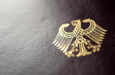 Berlin 13 FEB 2017 Detail Bundesadler auf Deutschem Reisepass Fokus auf Bundesadler Goldener A-stock-photo