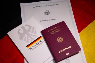 Einb?rgerungsurkunde PUBLICATIONxINxGERxSUIxAUTxHUNxONLY 1065603090-stock-foto