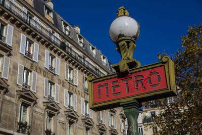 Die M? tro Paris ist das U-Bahn-System der franz?sischen Hauptstadt Paris. Die erste Linie wurde am 19. Juli 1900 anl?ss-stock-foto