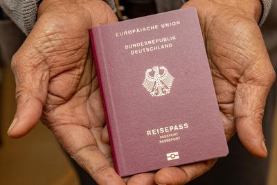 Deutscher Reisepass - Symbolbild Einb?rgerung DEU, Deutschland, Hamburg: Ein Mann mit Migrationshintergrund h?lt seinen-stock-foto