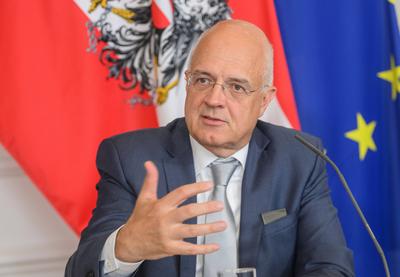20250610 Praesentation Entwicklung der Situation der Kinder und Jugendlichen in Oesterreich-stock-photo