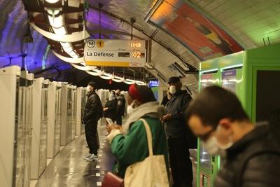 Premier Jour de Deconfinement les passagers attendent le metro en direction de La Defense en fin de matinee NEWS : Covi-stock-photo
