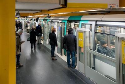 27 01 2018 Paris Frankriech FRA Fahrg?ste steigen in einen Zug der Metrolinie 1 im Bahnhof Gare-stock-foto