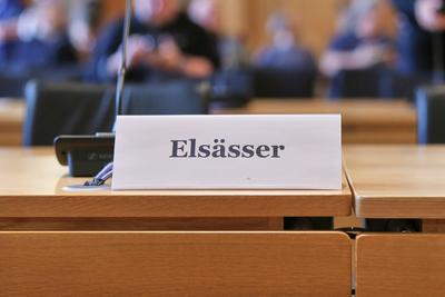 Leipzig, Sachsen, Deutschland, 10.06.2025: Bundesverwaltungsgericht: Gerichtsverhandlung ?ber Compact-Verbot: Namensschu-stock-foto