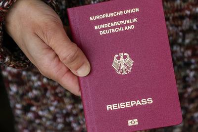 Deutscher Reisepass - Symbolbild Einb?rgerung DEU, Deutschland, Hamburg: Ein Frau mit Migrationswurzeln h?lt ihren deuts-stock-foto