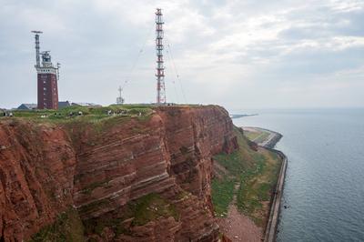 Helgoland, 08.09.2024: Der Helgol?nder Leuchtturm steht auf dem Hochland der imposanten Steilk?ste, die mit ihrem roten-stock-foto