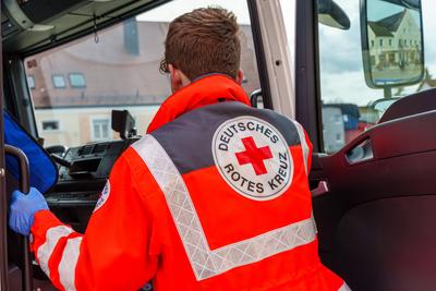 Schwabm?nchen, Bavaria, Germany - March 17, 2024: Paramedic from the German Red Cross DRK gets into an emergency vehicle-stock-foto