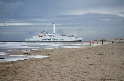Warnemuende, Deutschland, Scandlines Hybrid Ferry faehrt bei stuermischem Wetter in die Mole ein-stock-foto