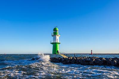 Wellen und Molent?rme an der K?ste der Ostsee in Warnem?nde. *** Waves and Pier towers to the Coast the Baltic Sea in Wa-stock-foto