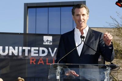 Gavin Newsom bei einer United Voices Kundgebung auf der UTA Plaza. Beverly Hills, 24.02.2017 Foto:xD.xBedrosianx/xFuture-stock-foto