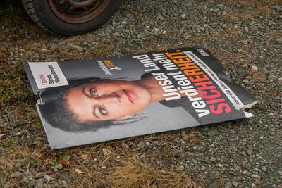 Zahlreiche Wahlplakate besch?digt ? Polizei sucht Zeugen-stock-foto