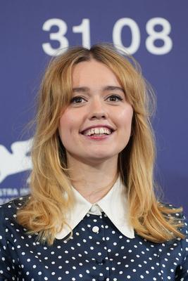 79eme Festival du Film de Venise - Mostra. Aimee Lou Wood attending the photocall for Living at the 79th Venice Internat-stock-photo