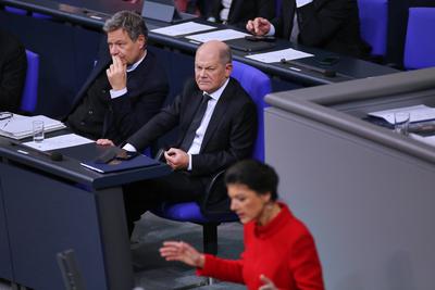 Berlin, Deutschland, 29.01.2025: Deutscher Bundestag: 209. Bundestagssitzung: BSW-Chefin Sahra Wagenknecht antwortet auf-stock-foto