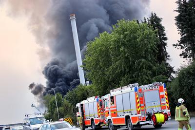 News Bilder des Tages  16.06.2023, Wülfrath, Kreis Mettmann: Großbrand in einem Gewerbegebiet zwischen Mettmann und Velb-stock-foto