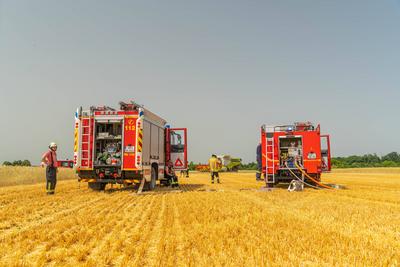 Gro?er Fl?chenbrand in Malsch bei Karlsruhe: Rund 200 Quadratmeter Feld stehen nahe des Modellflugplatzes in Flammen --stock-photo