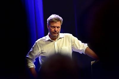 10.7.2023 Robert Habeck Gr?nen Politiker und Bundeswirtschaftsminister Robert Habeck bei einem Diskussionsabend im Rahme-stock-foto