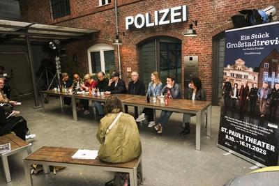 Saskia Fischer  Text , Ulrich Waller  Co-Regie  und Guntbert Warns  Regie  Enrique Fiss Sven Fricke Patrick Abozen Maria Ketikidou Das TV Grossstadtrevier der ARD bald auf der Theater Buehne des Hamburger St. Pauli Theaters Vorstellung Ein St?ck Grossstadtrevier von Saskia Fischer , Urauffuehrung am 09. Oktober 2025 Hamburg Berlin Deutschland *** Saskia Fischer Text , Ulrich Waller Co Director and Guntbert Warns Director Enrique Fiss Sven Fricke Patrick Abozen Maria Ketikidou Das TV Grossstadtrevier der ARD bald auf der Theater Buehne des Hamburger St Pauli Theaters Vorstellung Ein St?ck Grossstadtrevier von Saskia Fischer , Uraufuehrung am 09 Oktober 2025 Hamburg Berlin Deutschland-stock-foto