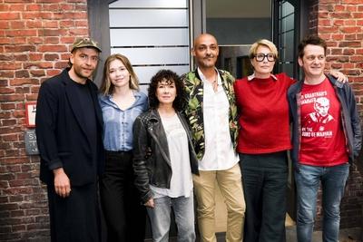 Enrique Fi? Fiss Farina Flebbe, Maria Ketikidou, Patrick Abozen, Saskia Fischer und Sven Fricke Schauspieler Das TV Grossstadtrevier der ARD bald auf der Theater Buehne des Hamburger St. Pauli Theaters Vorstellung Ein St?ck Grossstadtrevier von Saskia Fischer , Urauffuehrung am 09. Oktober 2025 Hamburg Berlin Deutschland *** Enrique Fi? Fiss Farina Flebbe, Maria Ketikidou, Patrick Abozen, Saskia Fischer and Sven Fricke Actors The TV Grossstadtrevier of the ARD soon on the stage of the Hamburg St Pauli Theater Performance A play Grossstadtrevier by Saskia Fischer , premiere on 09 October 2025 Hamburg Berlin Germany-stock-foto