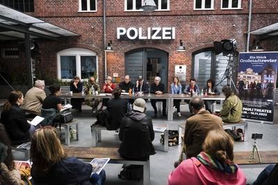 Saskia Fischer  Text , Ulrich Waller  Co-Regie  und Guntbert Warns  Regie  Enrique Fiss Sven Fricke Patrick Abozen Maria Ketikidou Das TV Grossstadtrevier der ARD bald auf der Theater Buehne des Hamburger St. Pauli Theaters Vorstellung Ein St?ck Grossstadtrevier von Saskia Fischer , Urauffuehrung am 09. Oktober 2025 Hamburg Berlin Deutschland *** Saskia Fischer Text , Ulrich Waller Co Director and Guntbert Warns Director Enrique Fiss Sven Fricke Patrick Abozen Maria Ketikidou Das TV Grossstadtrevier der ARD bald auf der Theater Buehne des Hamburger St Pauli Theaters Vorstellung Ein St?ck Grossstadtrevier von Saskia Fischer , Uraufuehrung am 09 Oktober 2025 Hamburg Berlin Deutschland-stock-foto