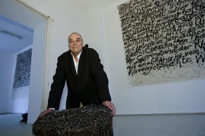 Bildnummer: 50699138  Datum: 23.02.2005  Copyright: imago/Christian SchrothK?nstler G?nther Uecker (GER) in seinem Berliner Atelier, Personen; 2005, Berlin, Fotoshooting, Maler, Bildhauer, ?cker, Skulptur, Skulpturen, Nagel, N?gel, Nagelskulptur, Nagelskulpturen; , quer, Kbdig, Einzelbild, Bildhauerei, Kunst, Deutschland, Randbild, People-stock-photo