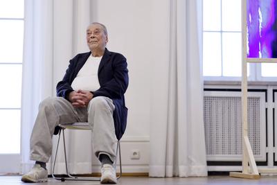 K?nstler G?nther Uecker (93) gibt Einblicke in seine Arbeit an den neuen Kirchenfenstern f?r den Schweriner Dom im D?sse-stock-photo