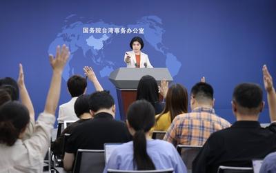 BEIJING, CHINA - JUNE 11: Zhu Fenglian, spokeswoman for the Taiwan Affairs Office of the State Council, gestures at a re-stock-foto