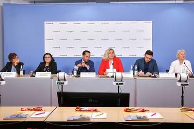 Berlin, Deutschland, 11.06.2025: Haus der Bundespressekonferenz: Vorstellung der MetallRente Studie 2025: L-R: Sabine Wo-stock-foto