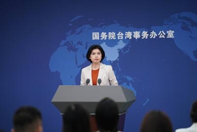 BEIJING, CHINA - JUNE 11: Zhu Fenglian, spokeswoman for the Taiwan Affairs Office of the State Council, speaks at a regu-stock-foto