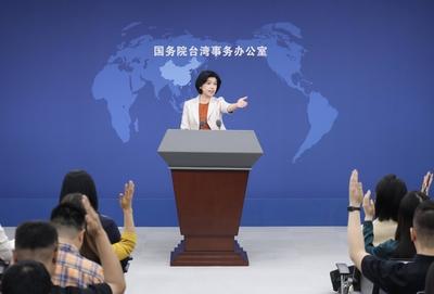 BEIJING, CHINA - JUNE 11: Zhu Fenglian, spokeswoman for the Taiwan Affairs Office of the State Council, gestures at a re-stock-foto