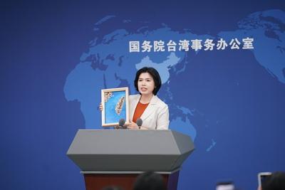 BEIJING, CHINA - JUNE 11: Zhu Fenglian, spokeswoman for the Taiwan Affairs Office of the State Council, shows the handic-stock-foto