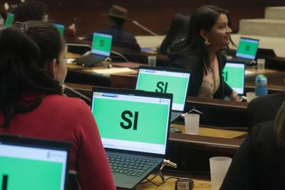 SESION ASAMBLEA LEY DERECHOS ANIMALES-stock-foto