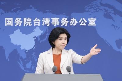 BEIJING, CHINA - JUNE 11: Zhu Fenglian, spokeswoman for the Taiwan Affairs Office of the State Council, gestures at a re-stock-foto
