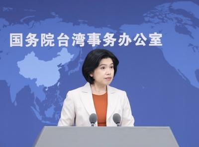 BEIJING, CHINA - JUNE 11: Zhu Fenglian, spokeswoman for the Taiwan Affairs Office of the State Council, speaks at a regu-stock-foto