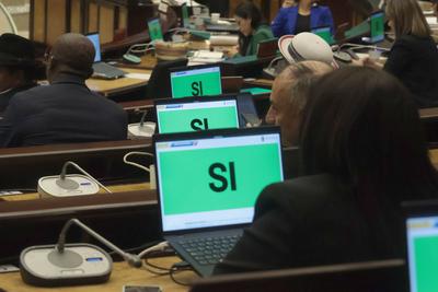SESION ASAMBLEA LEY DERECHOS ANIMALES-stock-foto