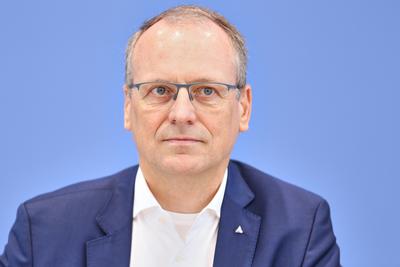 Berlin, Deutschland, 11.06.2025: Bundespressekonferenz: Cybersecurity: Studie zur digitalen Sicherheit der deutschen Wir-stock-foto