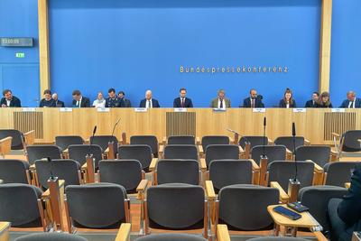Berlin, Deutschland, 11.06.2025: Bundespressekonferenz: Regierungspressekonferenz: L-R unter anderem: S?ren Haberlandt (-stock-foto