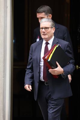 Keir Starmer Departs Downing Street for PMQs in London-stock-foto