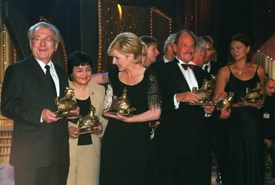 Bildnummer: 56928182  Datum: 18.09.2002  Copyright: imago/teutopress Die Goldene Henne 2002 , Preistr?ger 09/02 urb Preis Auszeichnung Troph?e Preisverleihung Verleihung Vergabe Preisvergabe Feier Fest Preistr?ger stehend Saal Halle B?hne halb quer l?chelnd Gespr?ch sich umschauend posierend Statuen Statuetten haltend Figuren Figur Statuette Henne golden Fototermin Die Goldene Henne 2002 am 18.09.2002 in Berlin vorne von links: Lothar Sp?th, Dr. Jenny de la Torre, Carmen Nebel, Herbert K?fer, Franziska van Almsick (Franzi) People x0x xkg 2002 quer  56928182 Date 18 09 2002 Copyright Imago  the Golden Hen 2002 Prize winners 09 02 URB Prize Award Trophy Award ceremony award Ceremony Award Award Celebrations close Prize winners standing Room Hall Stage half horizontal smiling Conversation to looking round posing Statues Statuettes holding Figures Figure Statuette Hen Golden Photo call the Golden Hen 2002 at 18 09 2002 in Berlin front from left Lothar Sp?th Dr Jenny de La Torre Carmen Fog Herbert K?fer Franziska van Almsick Franzi Celebrities x0x xkg 2002 horizontal-stock-photo