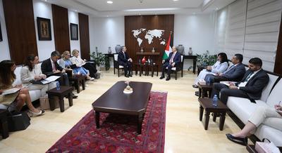 Palestinian Prime Minister Mohammad Mustafa met with Swiss Foreign Minister Ignazio Cassis at his office in Ramallah-stock-foto