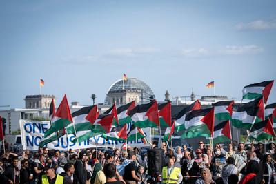 Anti-Israel- und Pro-Pal?stina-Demonstration mit Flaggen auf dem Washingtonplatz vor dem Berliner Hauptbahnhof-stock-foto