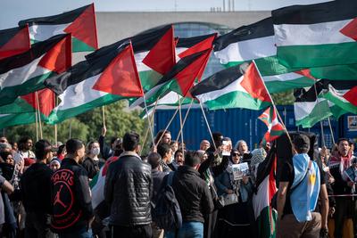 Anti-Israel- und Pro-Pal?stina-Demonstration mit Flaggen auf dem Washingtonplatz vor dem Berliner Hauptbahnhof-stock-foto